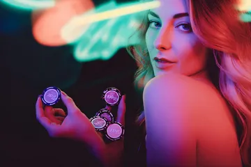 Uma mulher alegre em roupas tradicionais usando seu smartphone durante um momento festivo, mostrando como o app BBB22 se encaixa facilmente no dia a dia.