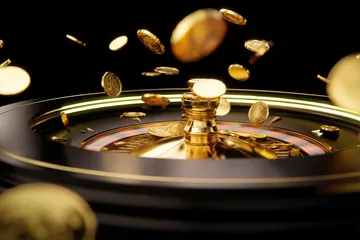 Uma imagem dramática de setes vencedores alinhados em um rolo de slot cercado por moedas douradas brilhantes, simbolizando grandes vitórias.